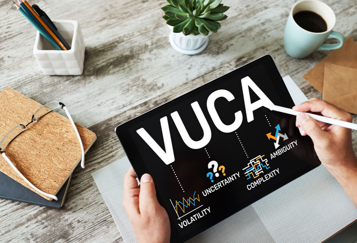 VUCAとは　時代を読み解く4つの要素　企業が取るべき対応は？